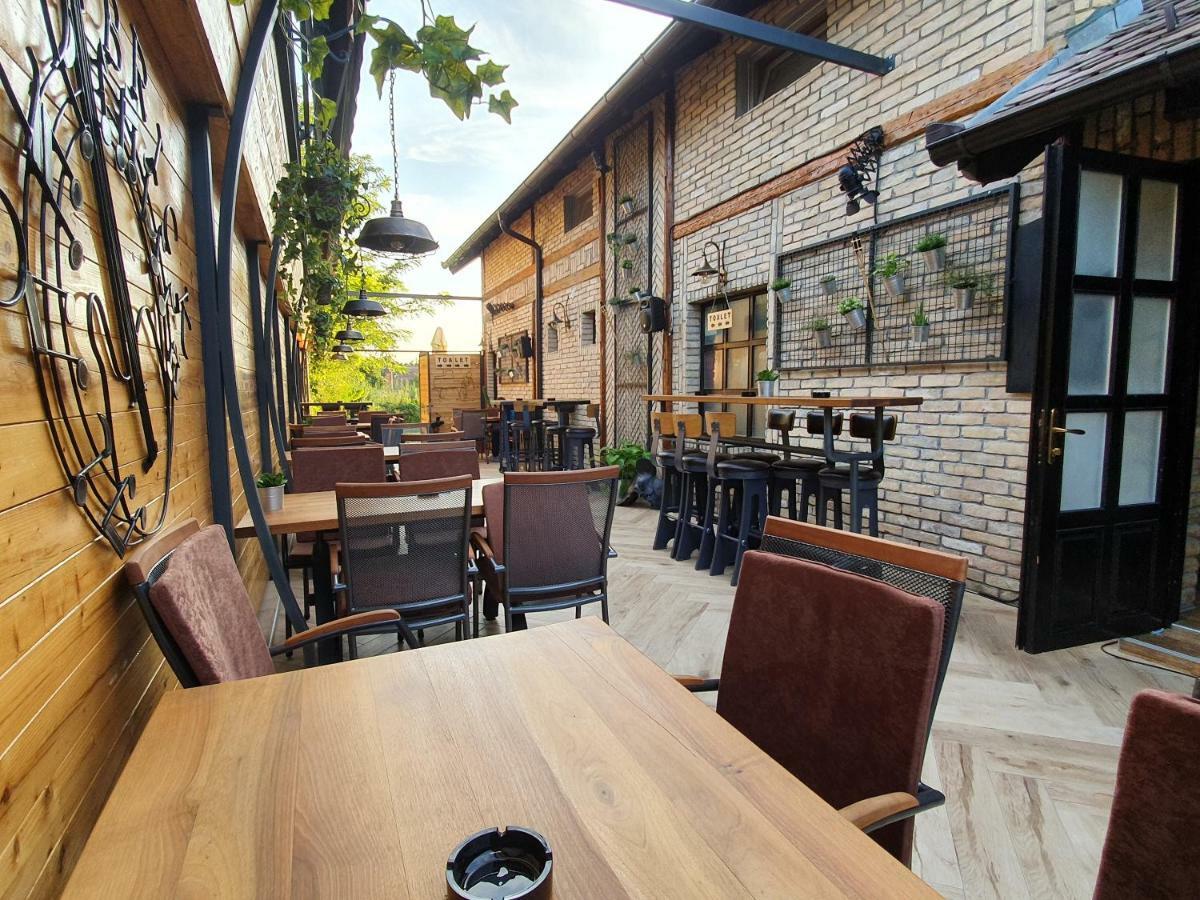 Oldbrick Pub Hotel Sombor Ngoại thất bức ảnh