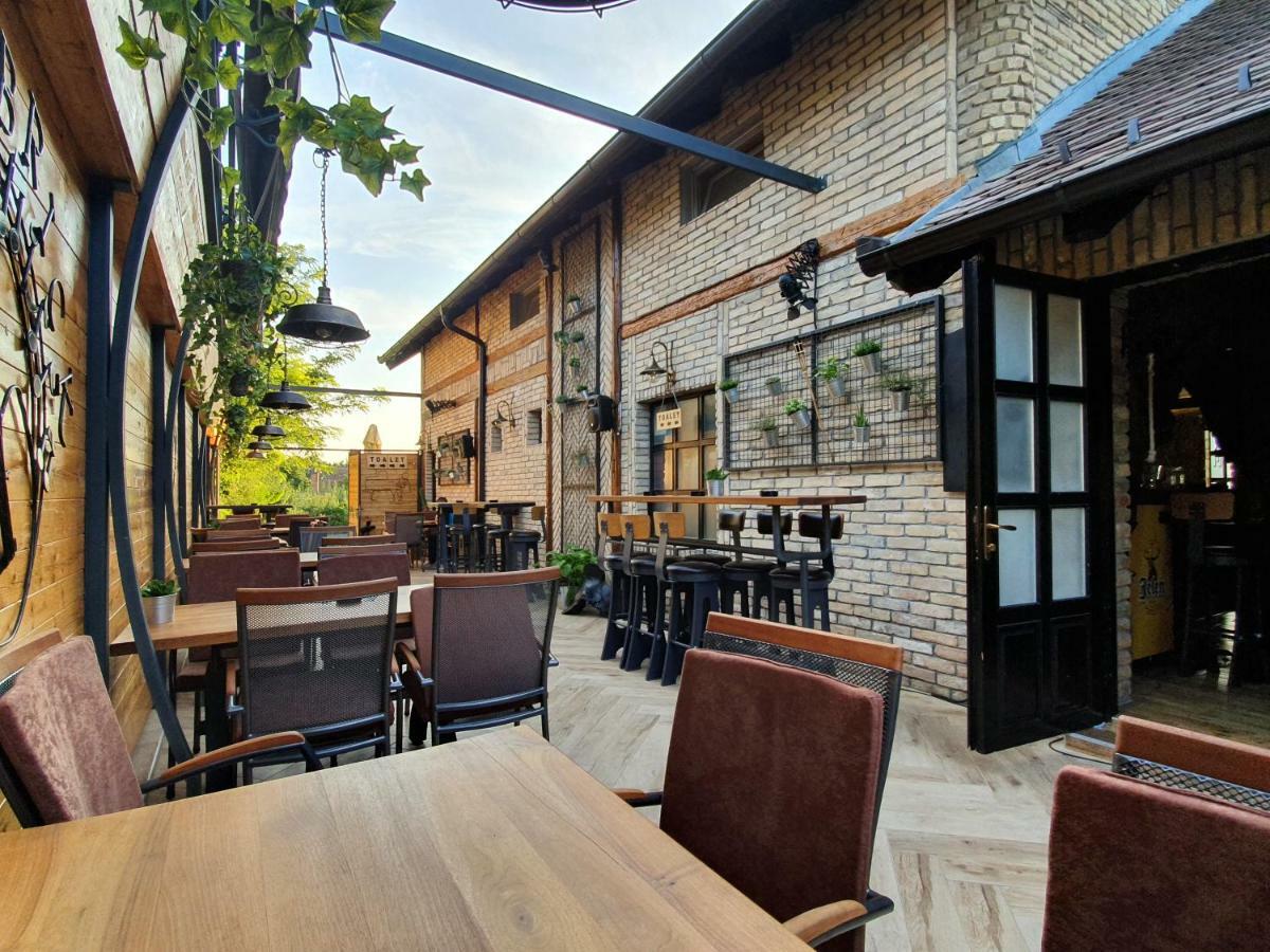 Oldbrick Pub Hotel Sombor Ngoại thất bức ảnh